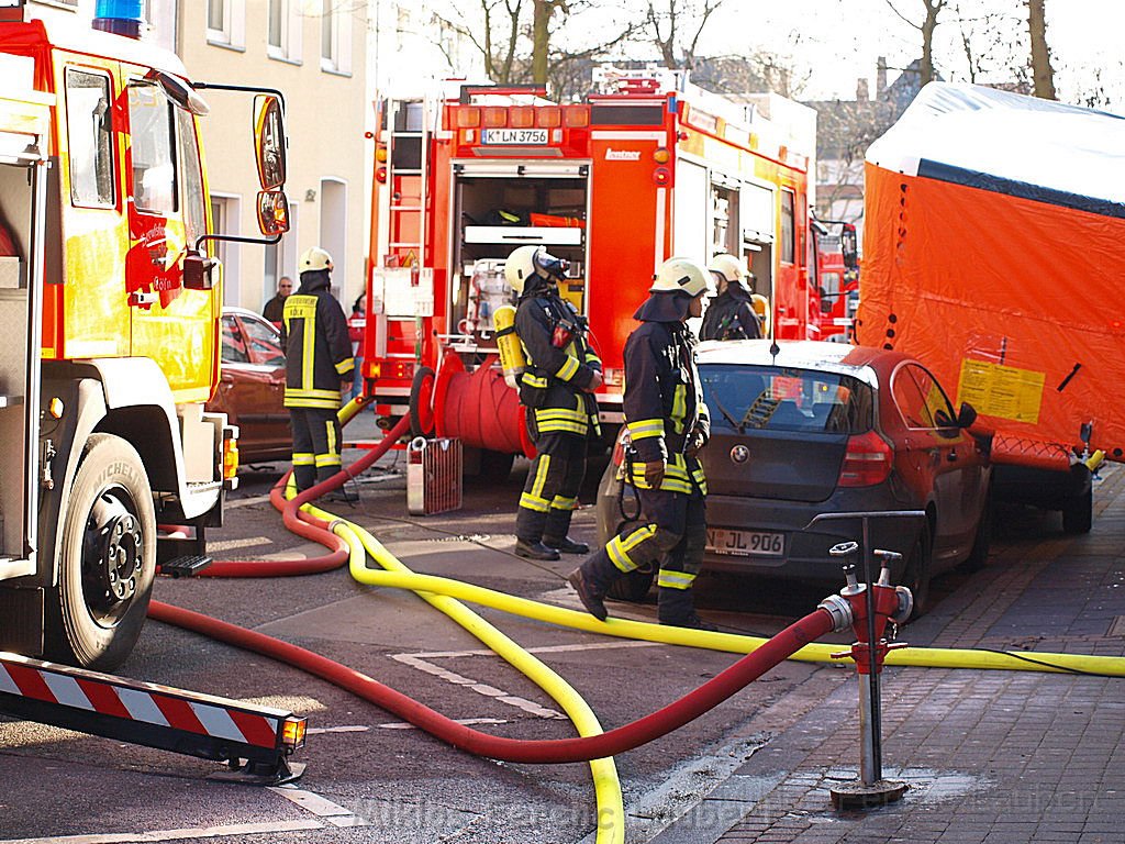 Einsatz Feuerwehr SEK Polizei Koeln Nippes Merheimerstr P030.JPG